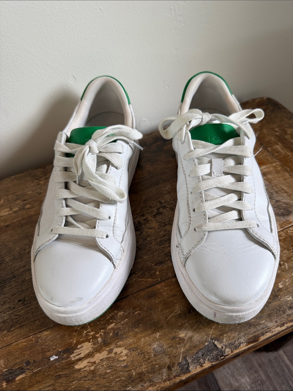 Kizik White Sneakers with Green Accents - women’s 7.5 Men’s 6